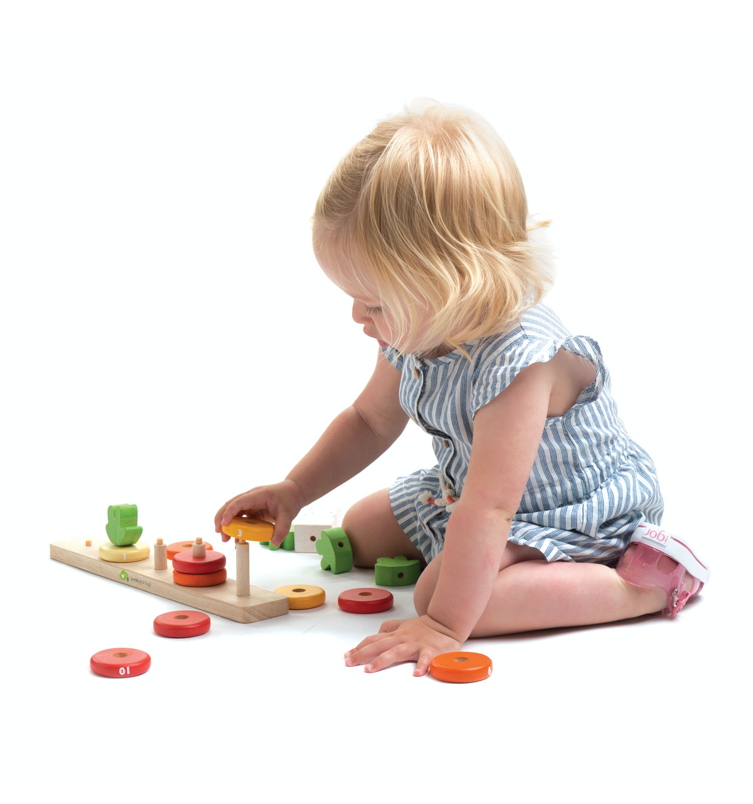 Tender Leaf Counting Carrots | Hand-Crafted Wooden Educational Toy | Girl Playing | BeoVERDE.ie