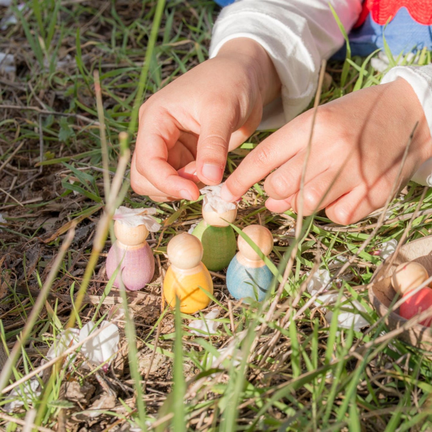 Grapat 6 Baby Nins | Wooden Toys | Open-Ended Play | Lifestyle: Kid Playing with Baby Nins in Garden | BeoVERDE.ie