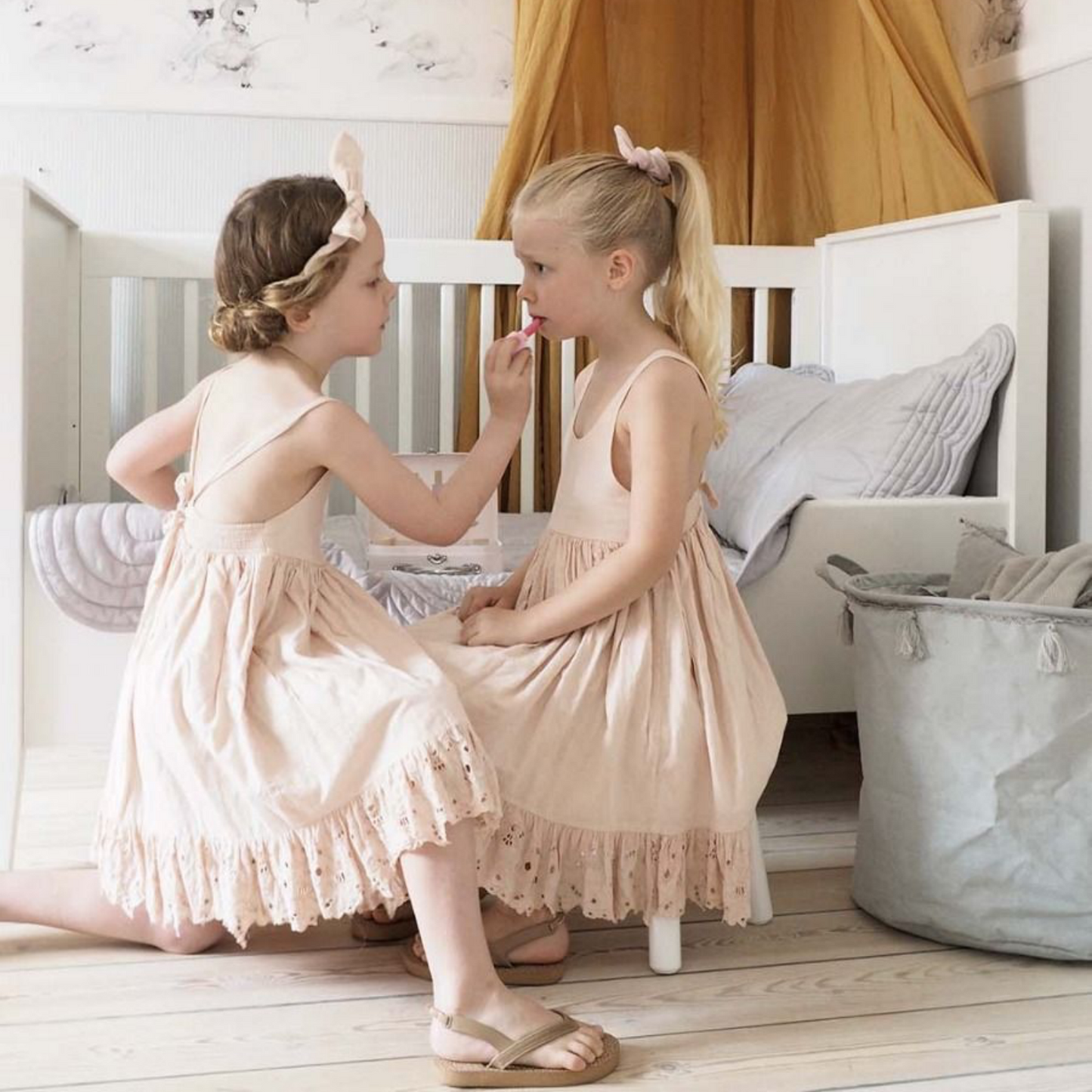 JaBaDaBaDo Make Up Bag | Wooden Pretend Play Toy | Lifestyle – 2 Girls Playing | BeoVERDE.ie