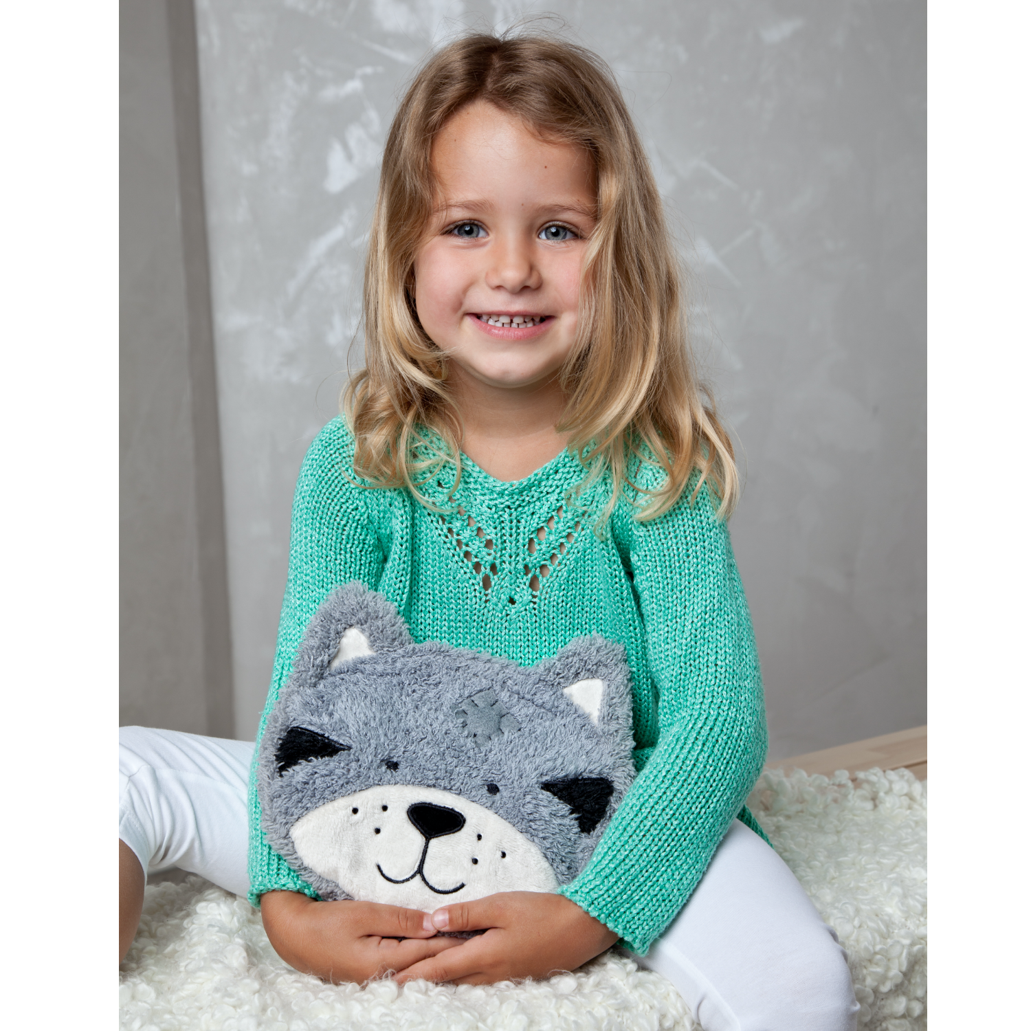 Warming Pillow for Young Children | Cat | Cherry Stones | Girl with Warming Pillow | BeoVERDE.ie