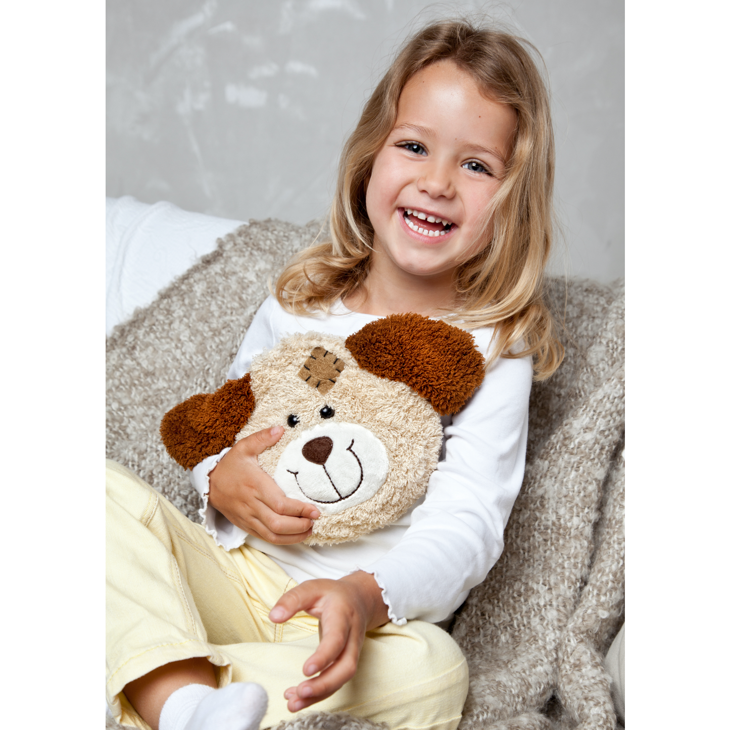 Warming Pillow for Young Children | Dog | Cherry Stones | Girl with Warming Pillow | BeoVERDE.ie