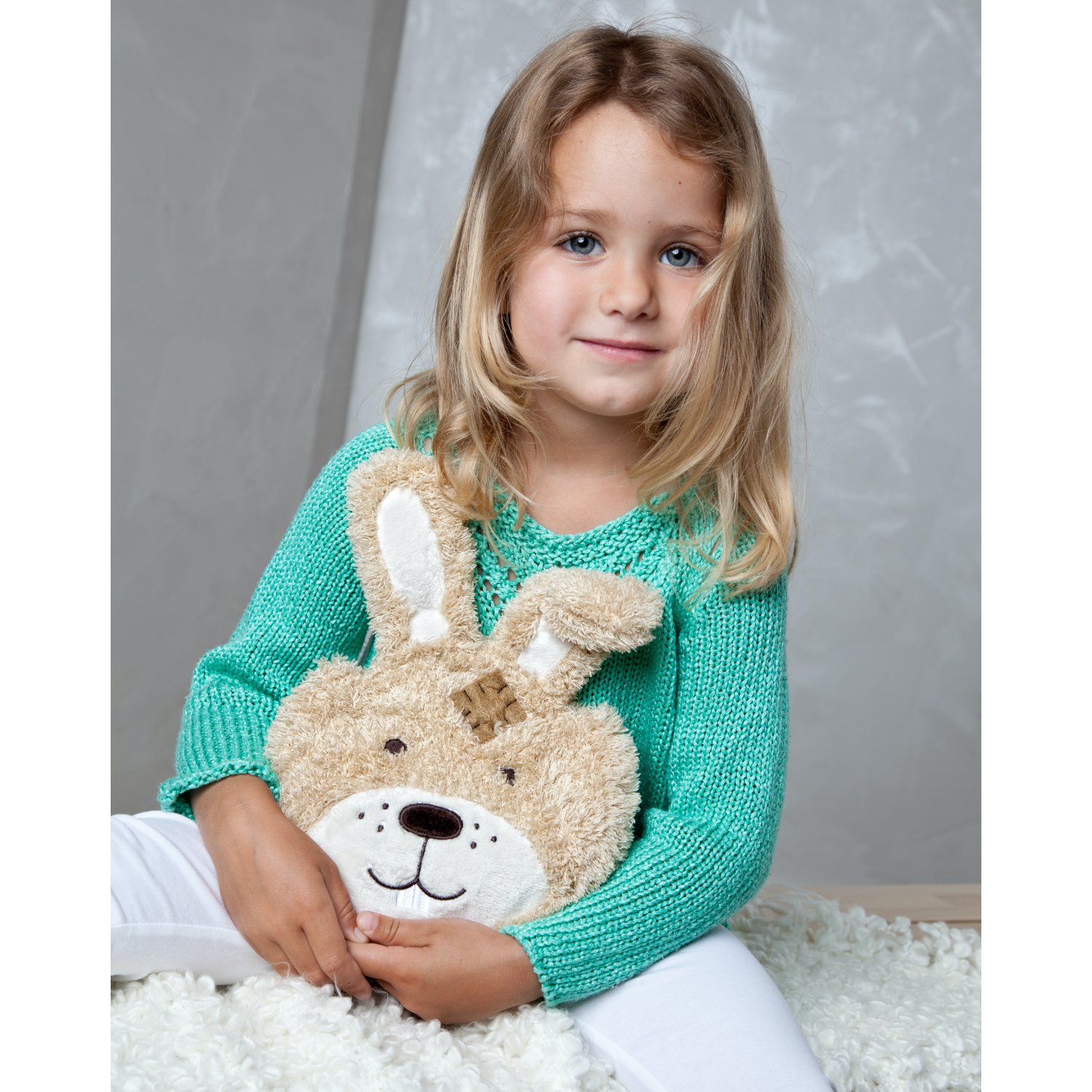 Warming Pillow for Young Children | Rabbit | Cherry Stones | Girl with Warming Pillow | BeoVERDE.ie