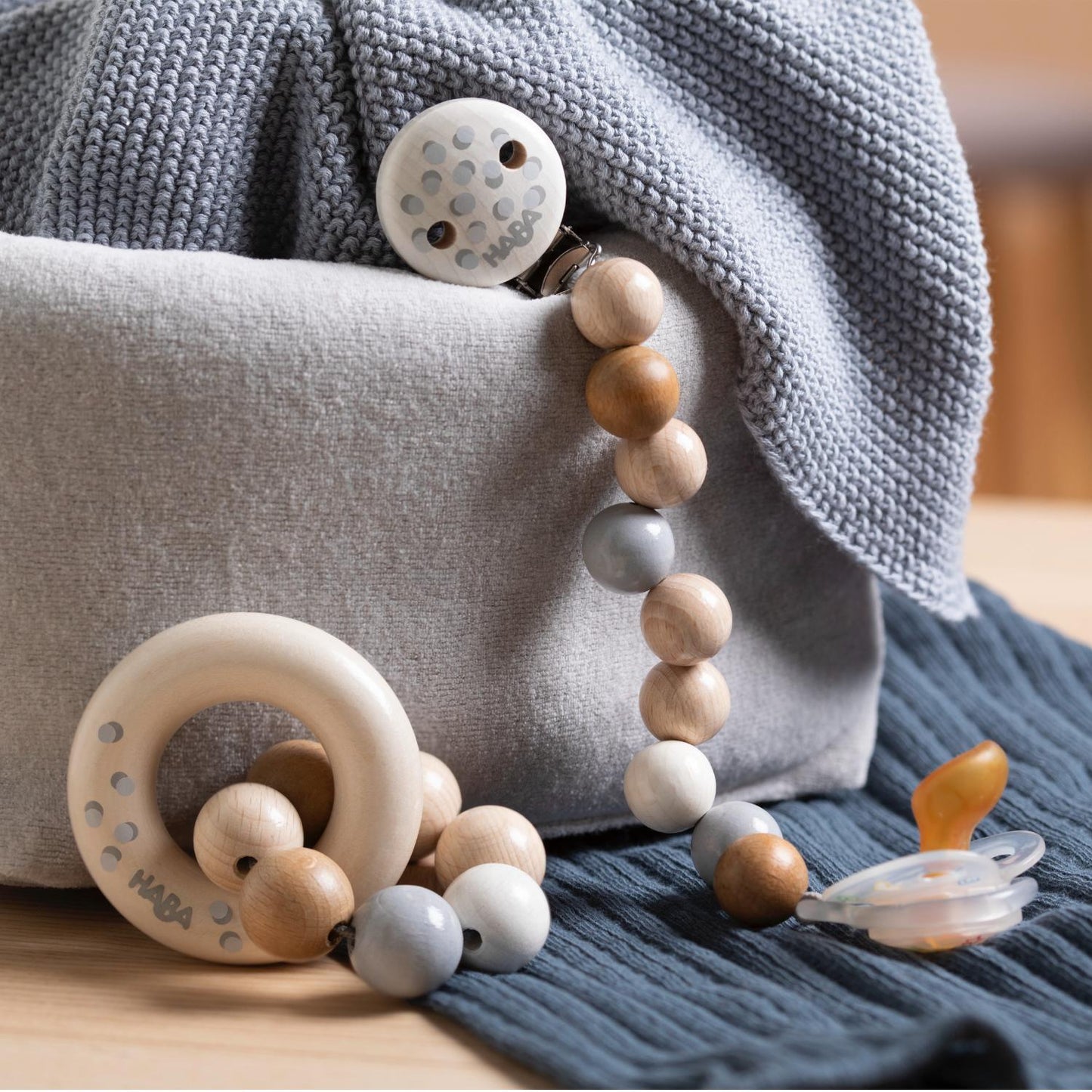 HABA Little Dots Dummy Clip + Clutching Toy | Lifestyle - Dummy Clip + Clutching Toy | BeoVERDE.ie