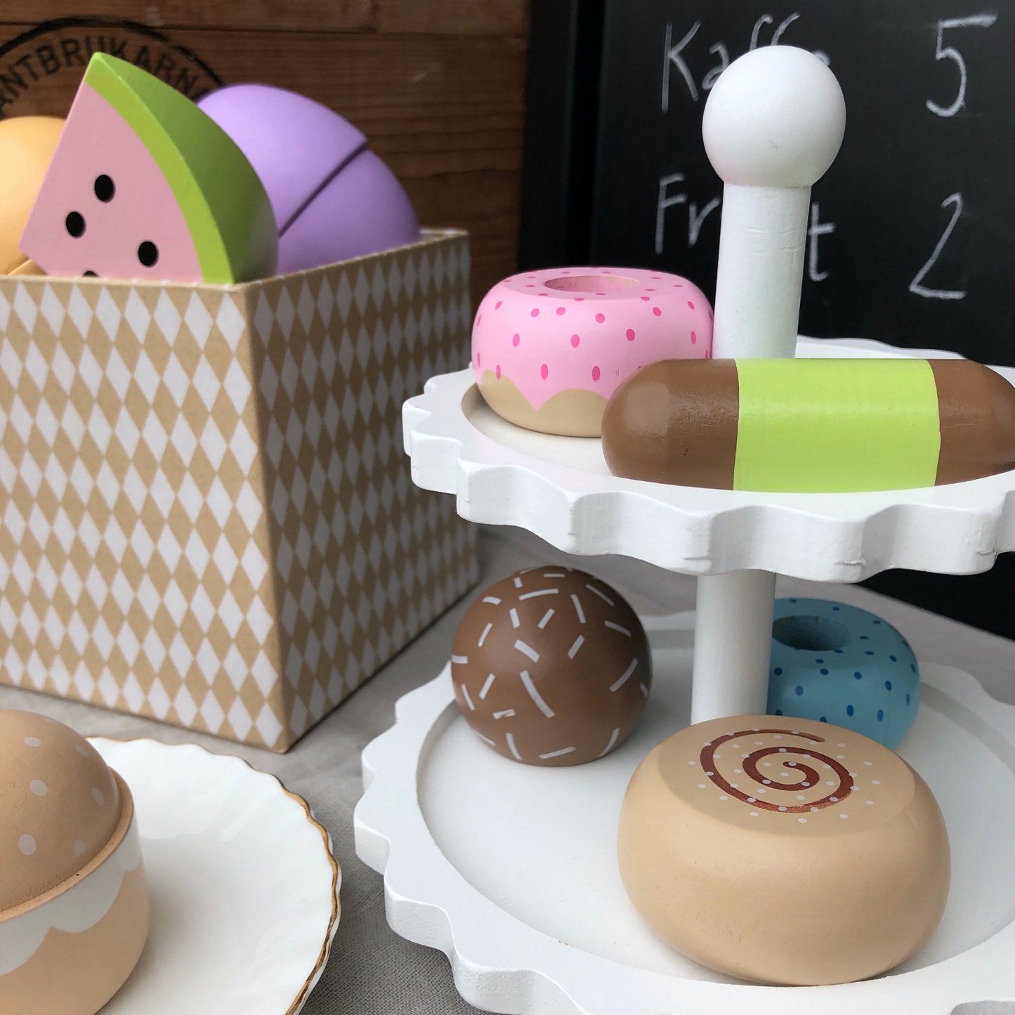 JaBaDaBaDo Cake Stand With 6 Delicious Cakes | Wooden Pretend Play Toys | Lifestyle - Stand On Table | BeoVERDE.ie