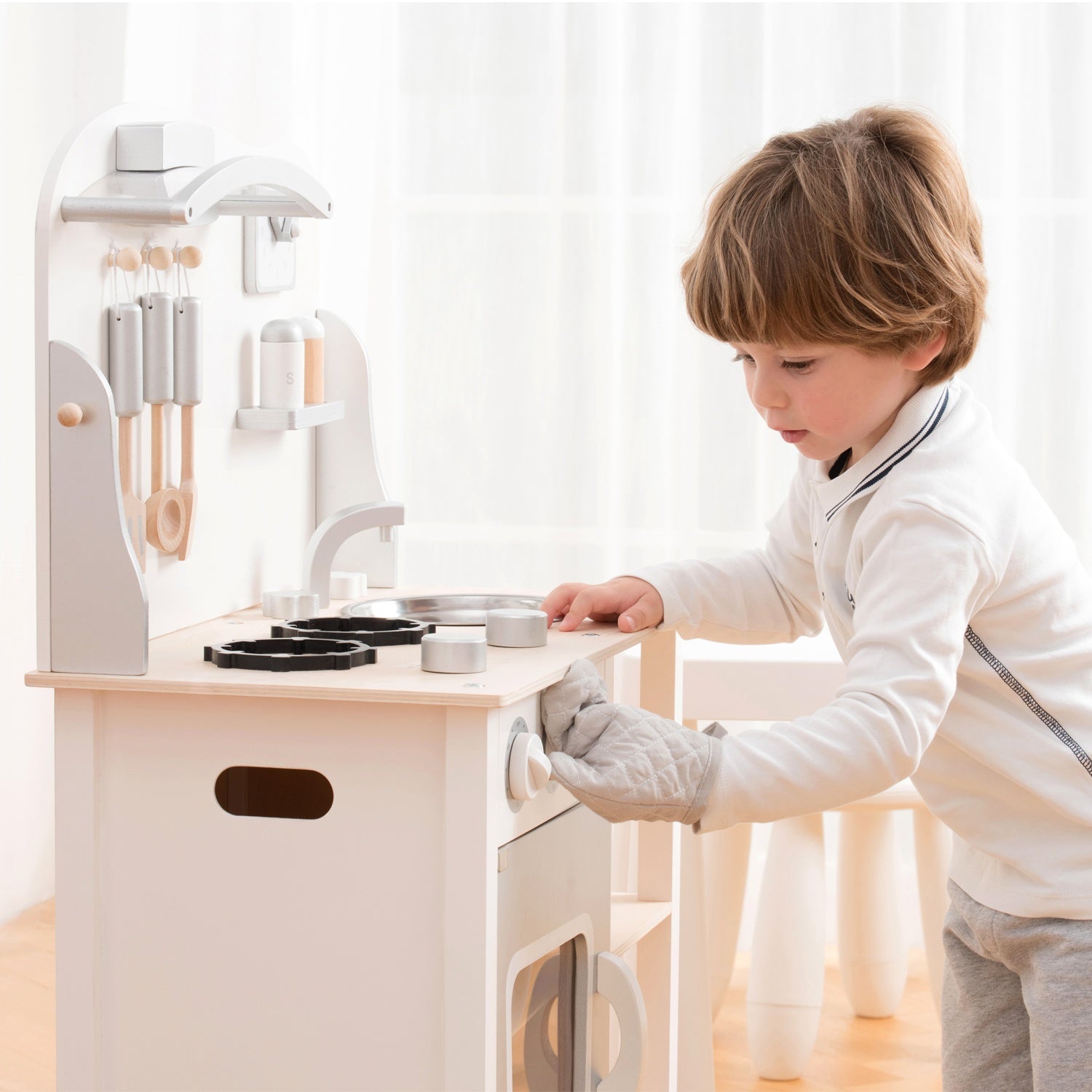 New Classic Toys Kitchen With Pot & Pan | Scandi-Style Pretend Play Kitchen | Lifestyle – Boy Cooking in Play Kitchen | BeoVERDE.ie