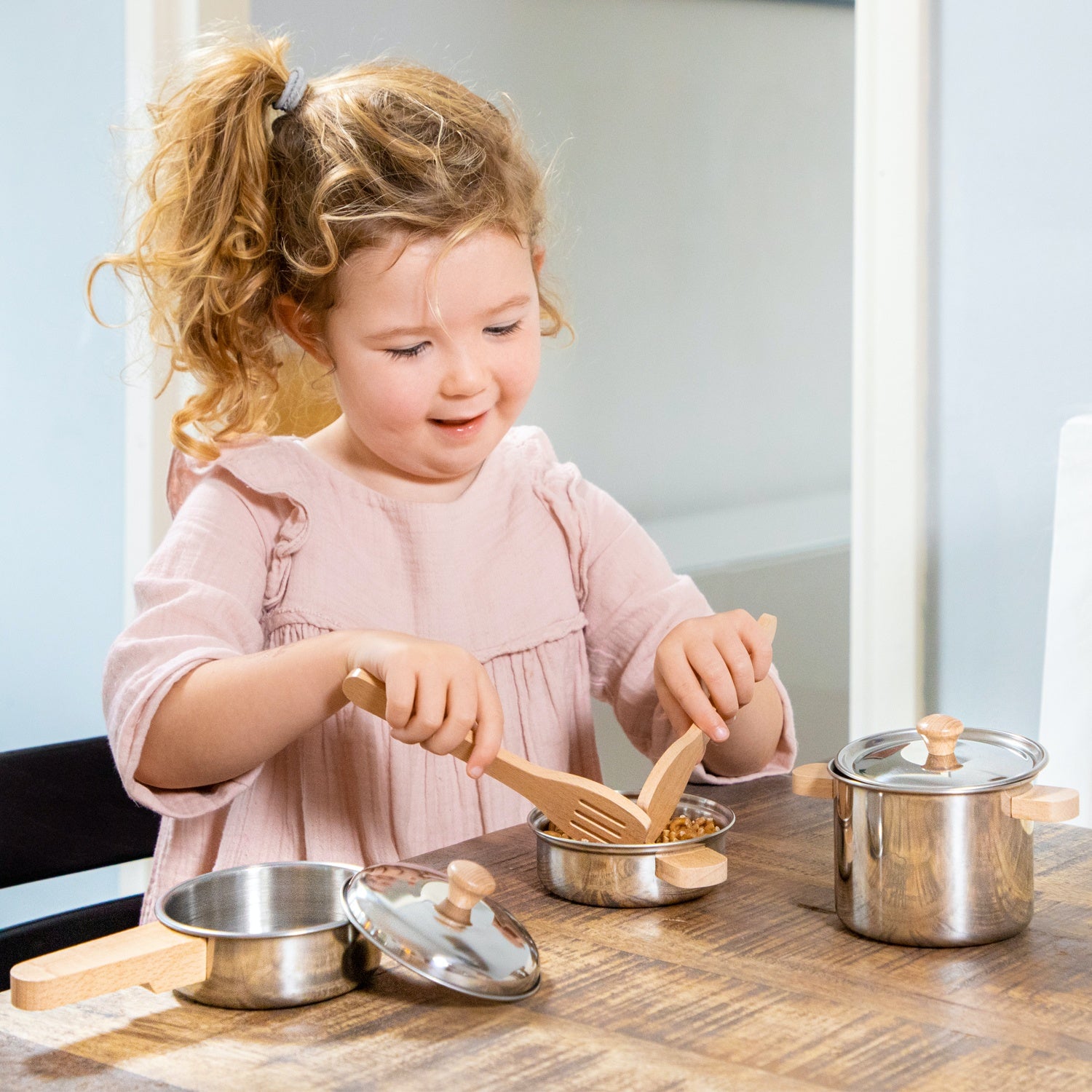 New Classic Pan Set Play Set | Pretend Play Kitchen Toys | Lifestyle – Girl Playing | BeoVERDE.ie