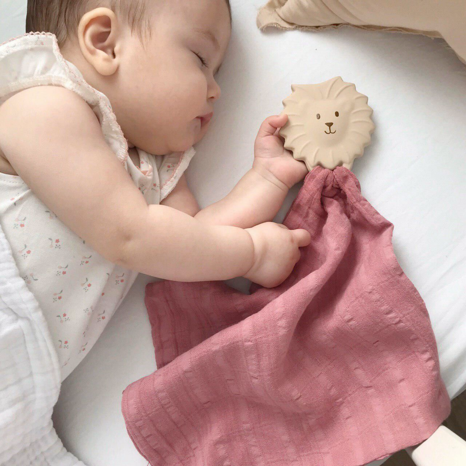 TIKIRI Organic Cotton Comforter & Natural Rubber Teether ‘Lion’ | Lifestyle | BeoVERDE.ie