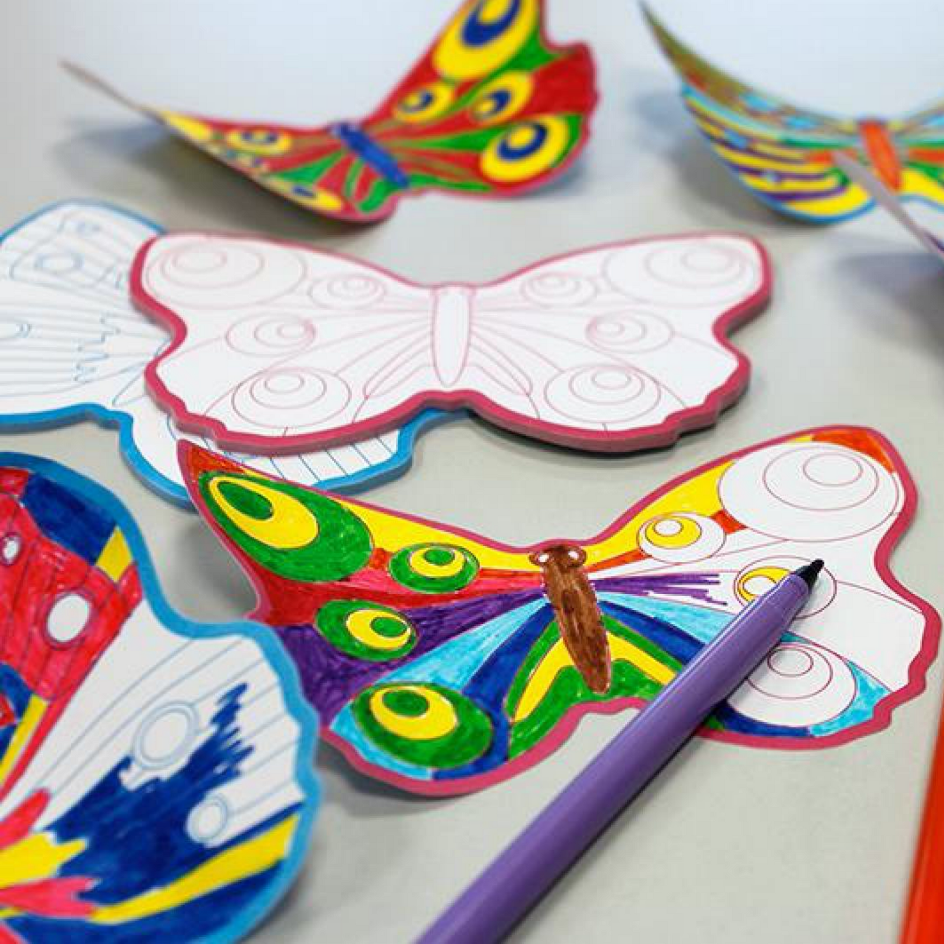 Self-Stick Colouring Butterflies | Butterflies with Red Outline & Blue Outline on Table | BEOVERDE.ie