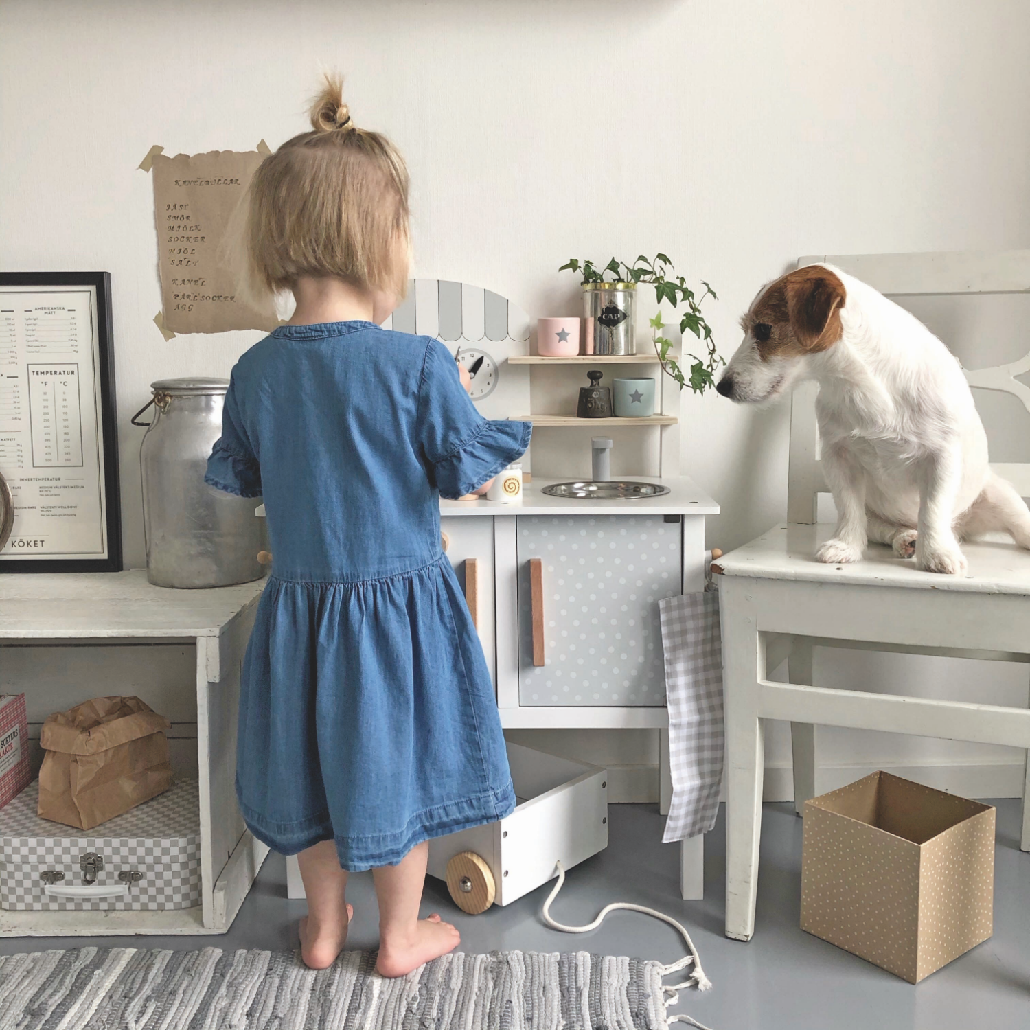 JaBaDaBaDo Kitchen With Pot & Pan | Scandi-Style Pretend Play Kitchen | Lifestyle – Girl Playing in Play Kitchen | BeoVERDE.ie