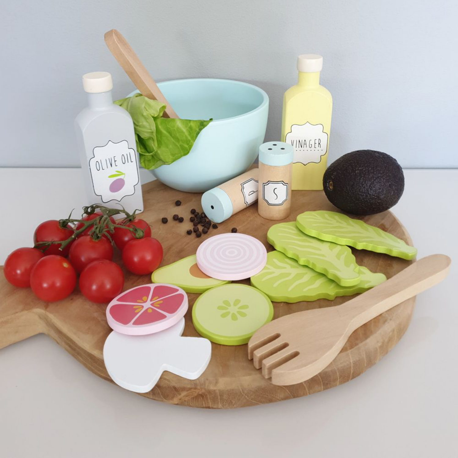 JaBaDaBaDo Smoothie Set | Wooden Pretend Play Toy | Lifestyle – Salad Set on Chopping Board | BeoVERDE.ie