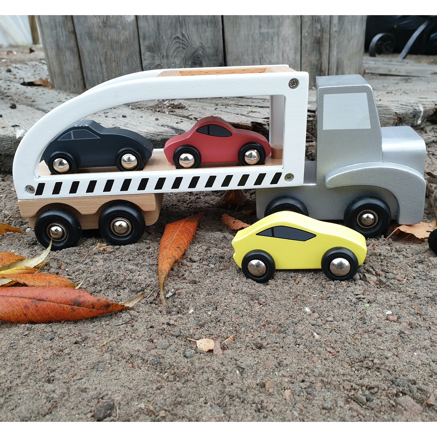 JaBaDaBaDo Car Transporter with 3 Sport Cars | Wooden Imaginative Play Toy | Side View  - Cars on Trailer – Lifestyle | BeoVERDE.ie