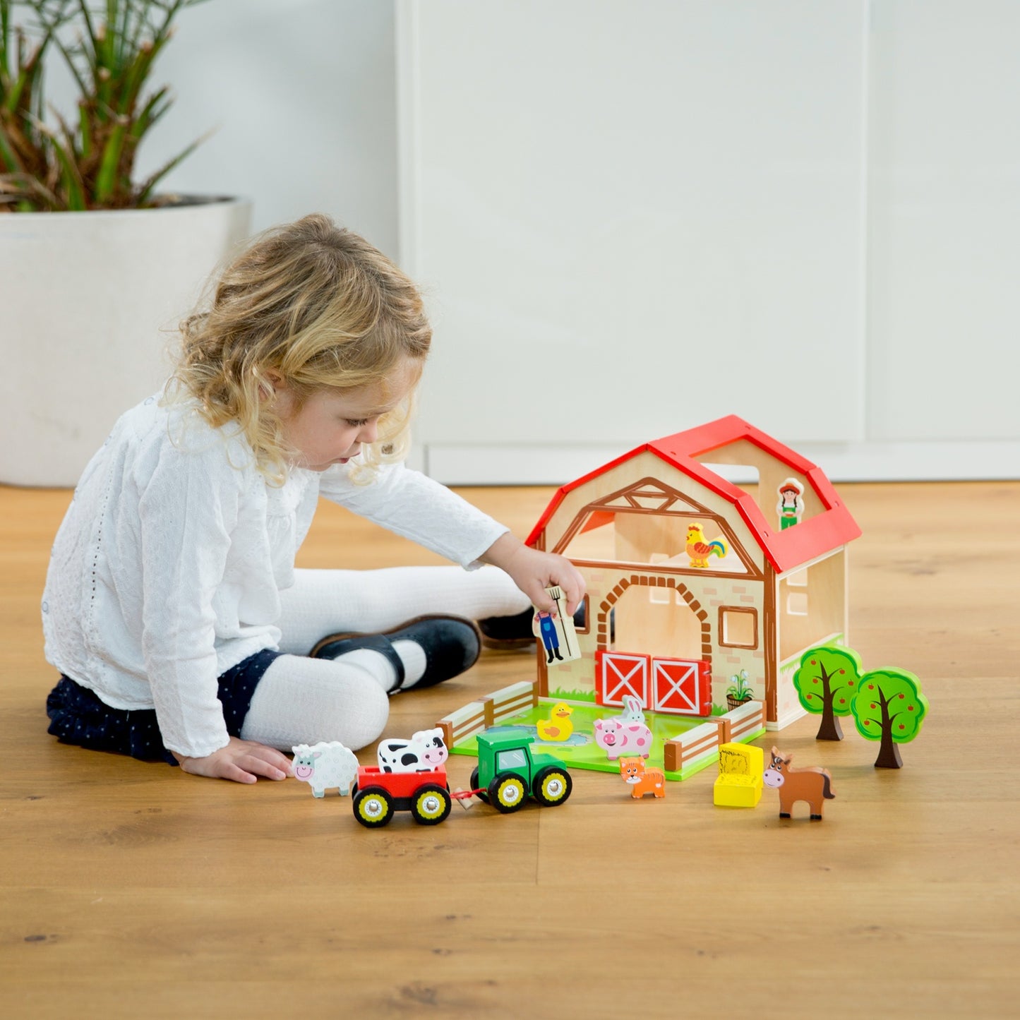 New Classic Wooden Toy Farm Play Set | Imaginative Play Toys | Lifestyle – Girl Playing | BeoVERDE.ie