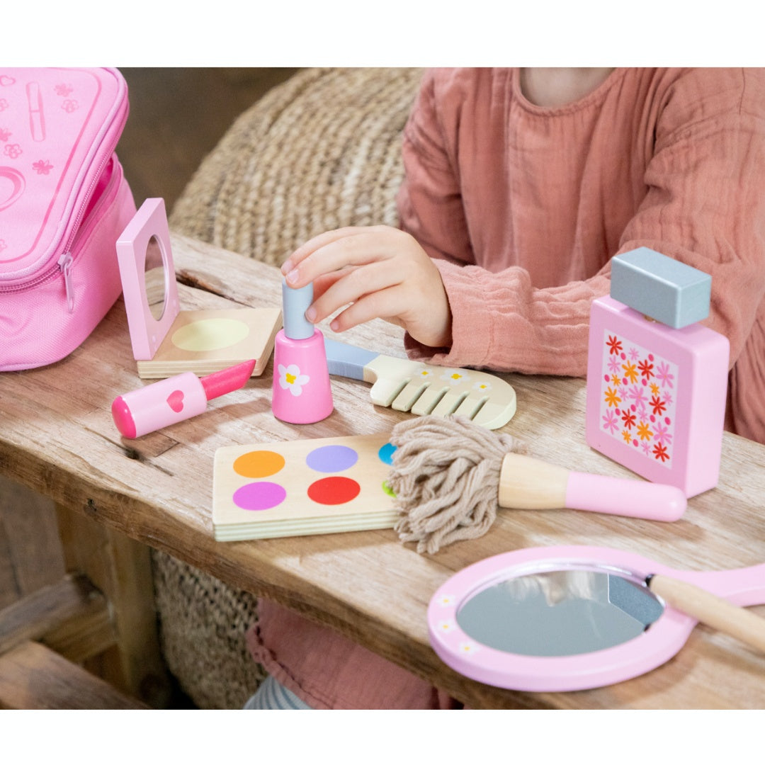 New Classic Toys Make Up Set | Wooden Pretend Play Toy | Lifestyle – Girls Playing Close Up | BeoVERDE.ie