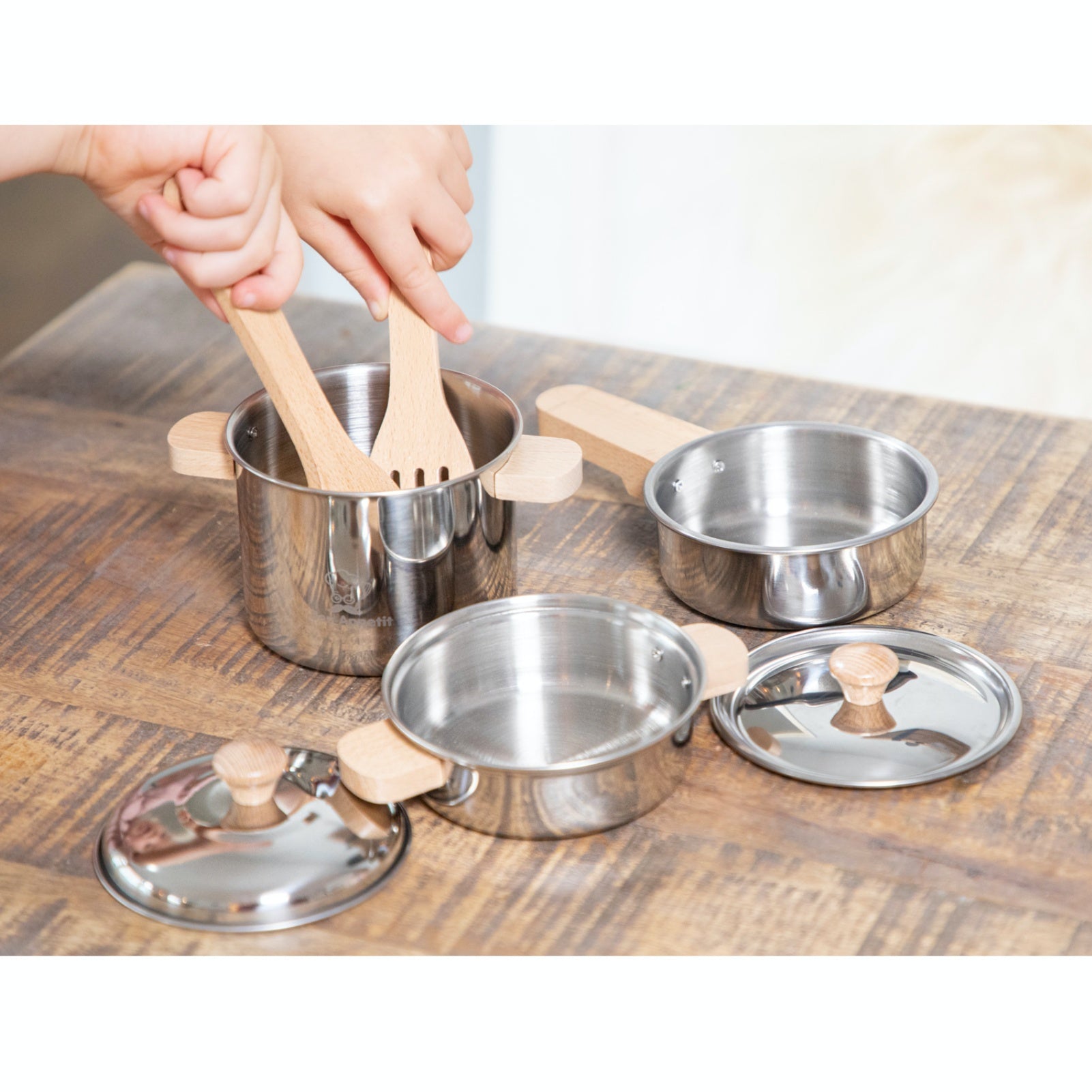 New Classic Pan Set Play Set | Pretend Play Kitchen Toys | Lifestyle – Girl Playing Close-Up | BeoVERDE.ie