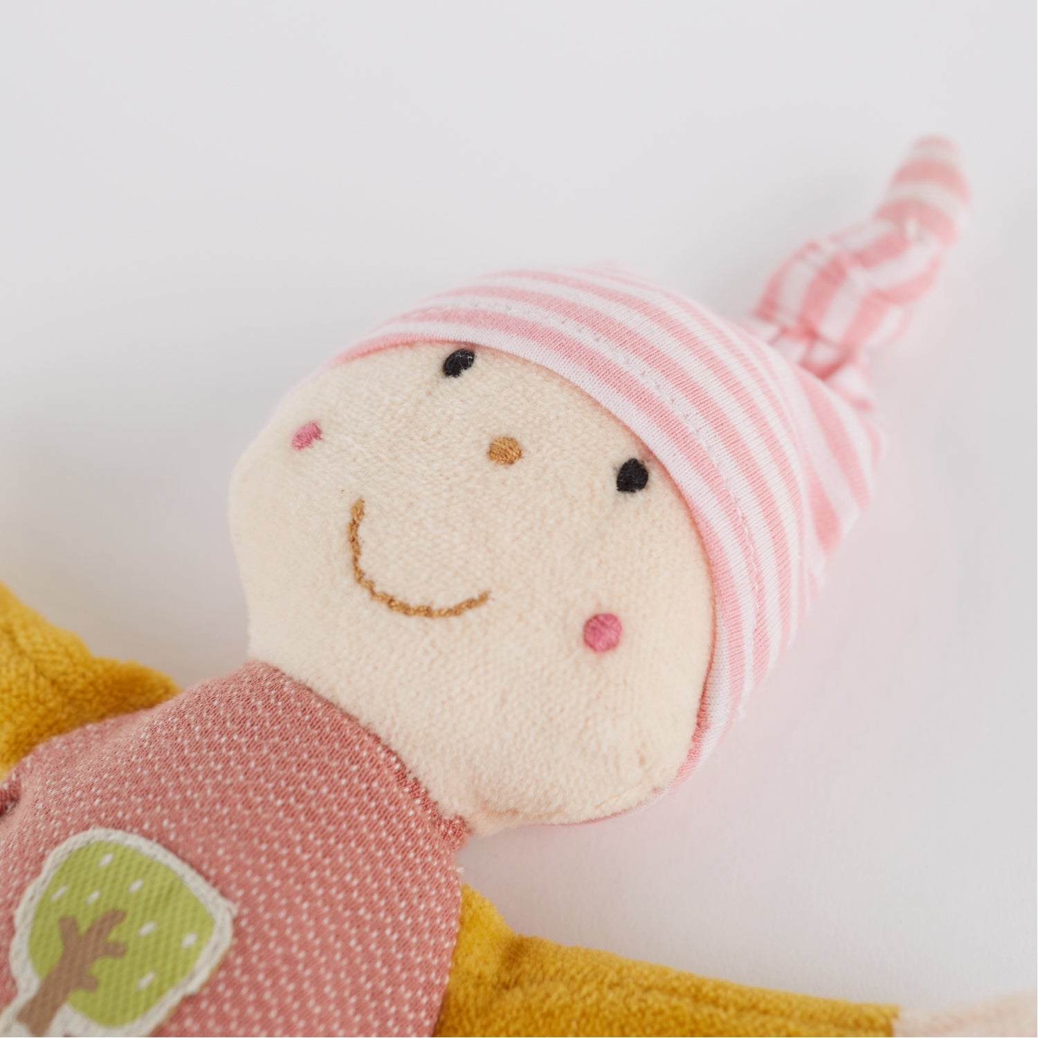 Sigikid Pixie Cuddle Doll Baby Comforter | Organic Soft Toy | Baby’s First Toy | Close-up Face | BeoVERDE Ireland