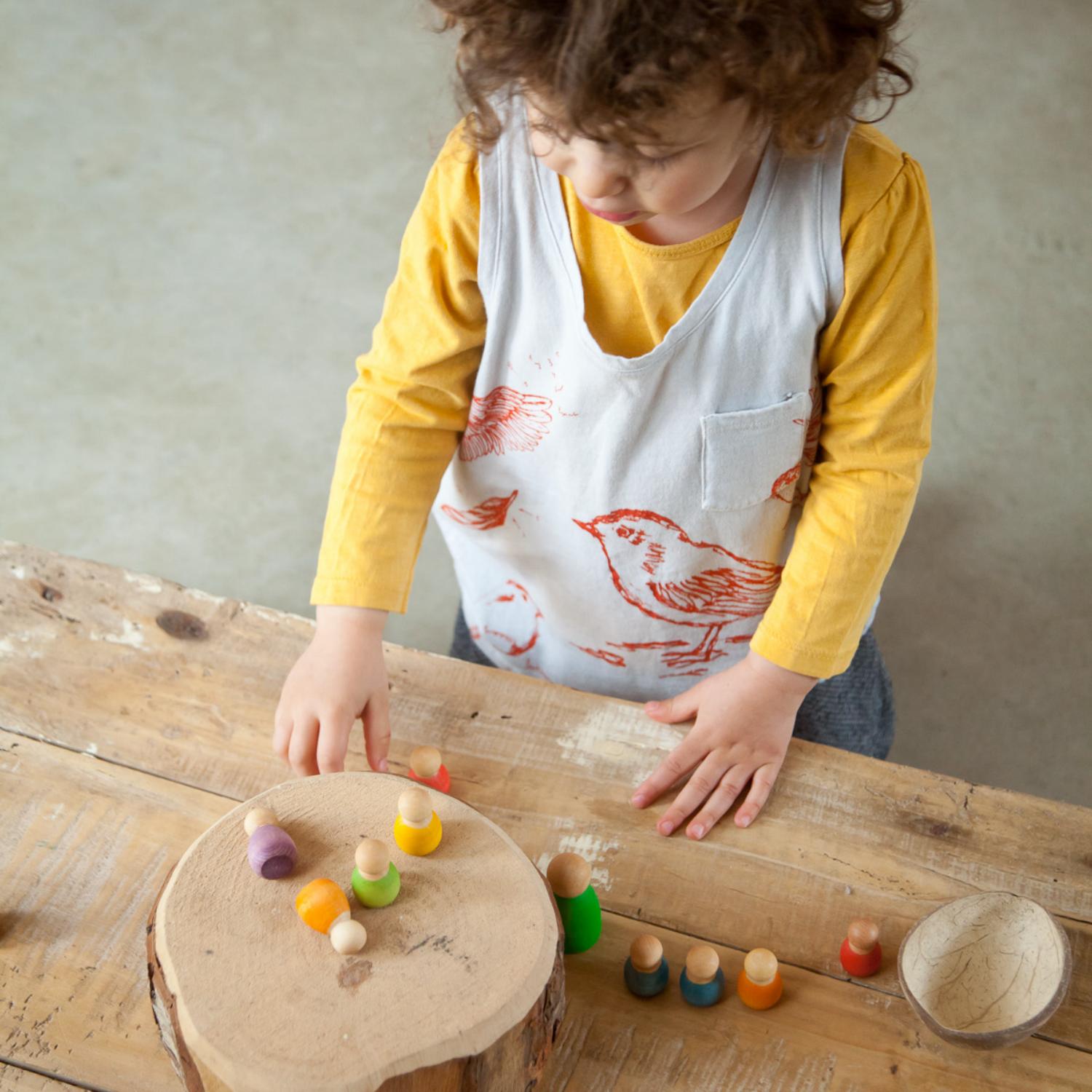 Grapat 6 Baby Nins | Wooden Toys | Open-Ended Play | Lifestyle: Boy Playing with Baby Nins | BeoVERDE.ie