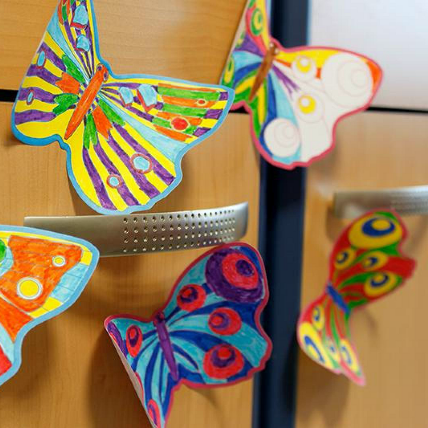Self-Stick Colouring Butterflies | Butterflies with Red Outline & Blue Outline on Furniture | BEOVERDE.ie