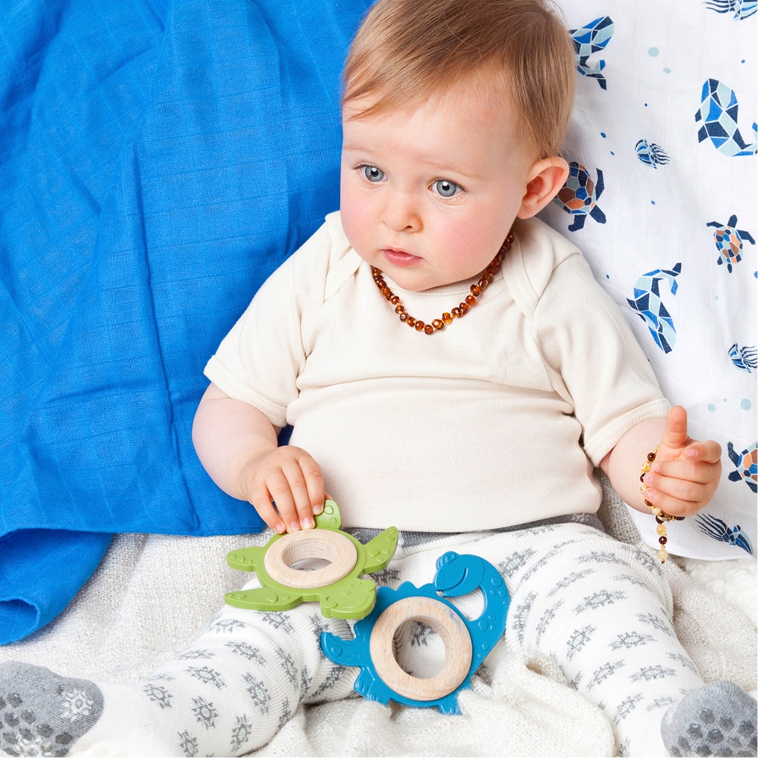 Grunspecht Dinosaur Organic Rubber and Beech Wood Baby Teether | Lifestyle: Baby with 2 Teething Toys | BeoVERDE Ireland