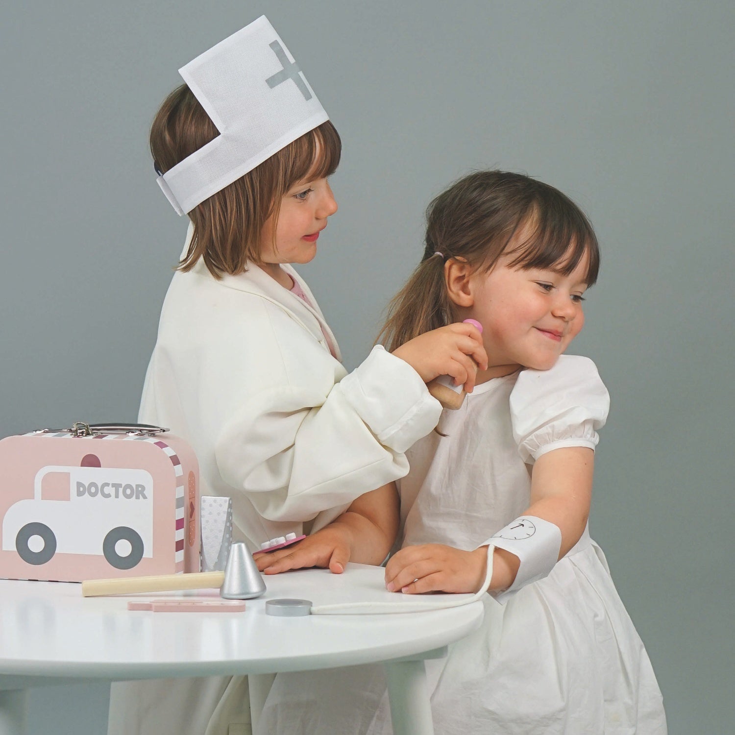 JaBaDaBaDo Doctor’s Case Pink | Wooden Pretend Play Toy | Lifestyle – 2 Girls Playing Syringe | BeoVERDE.ie