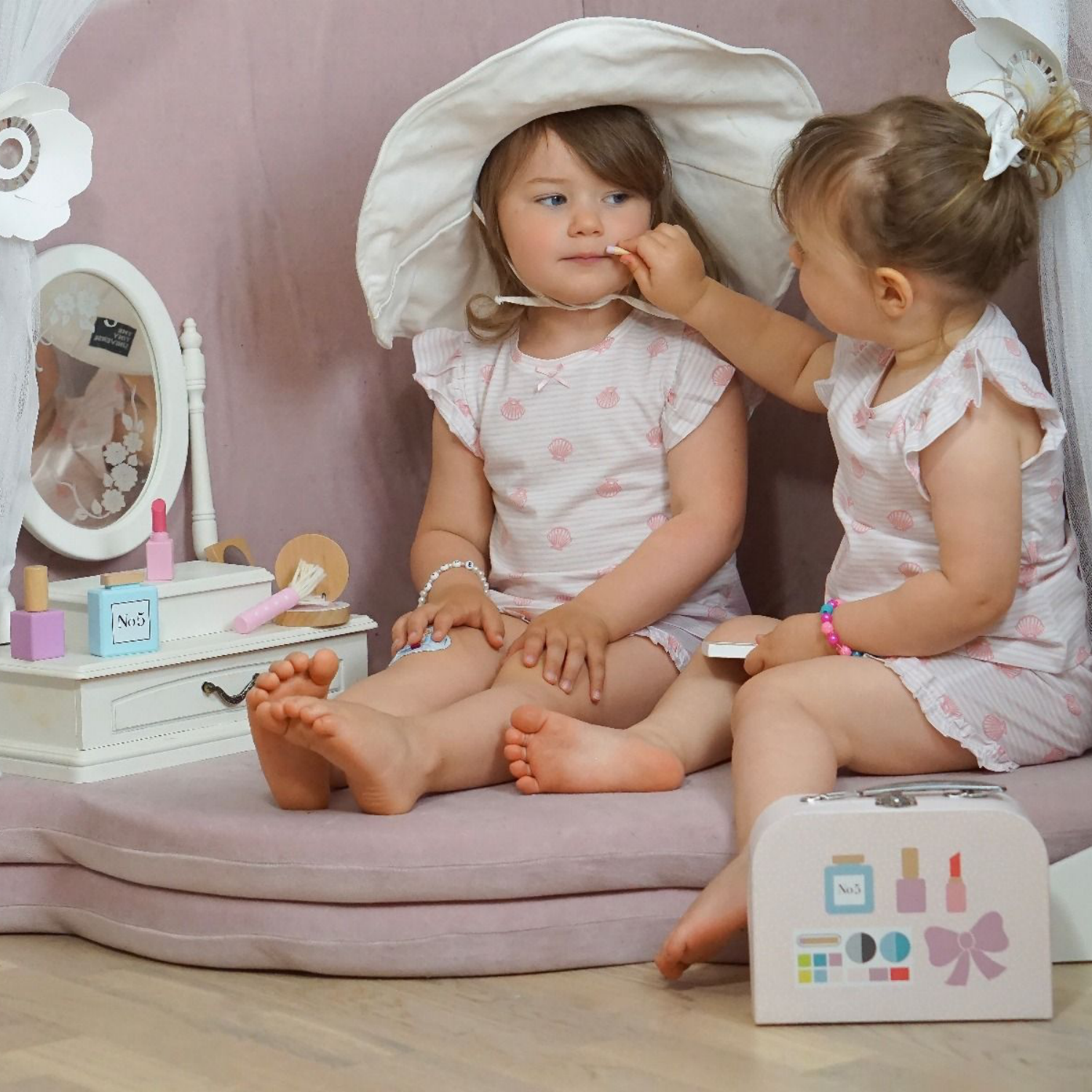 JaBaDaBaDo Make Up Bag | Wooden Pretend Play Toy | Lifestyle – 2 Girls Playing | BeoVERDE.ie