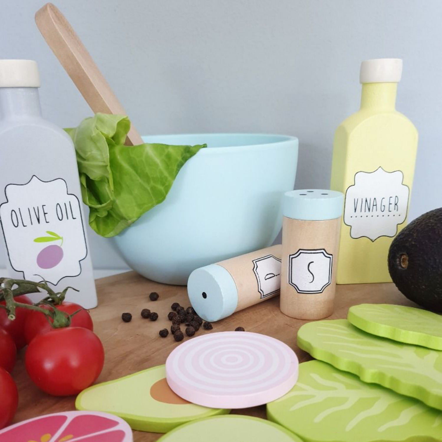 JaBaDaBaDo Smoothie Set | Wooden Pretend Play Toy | Lifestyle – Salad Set on Chopping Board Closeup | BeoVERDE.ie