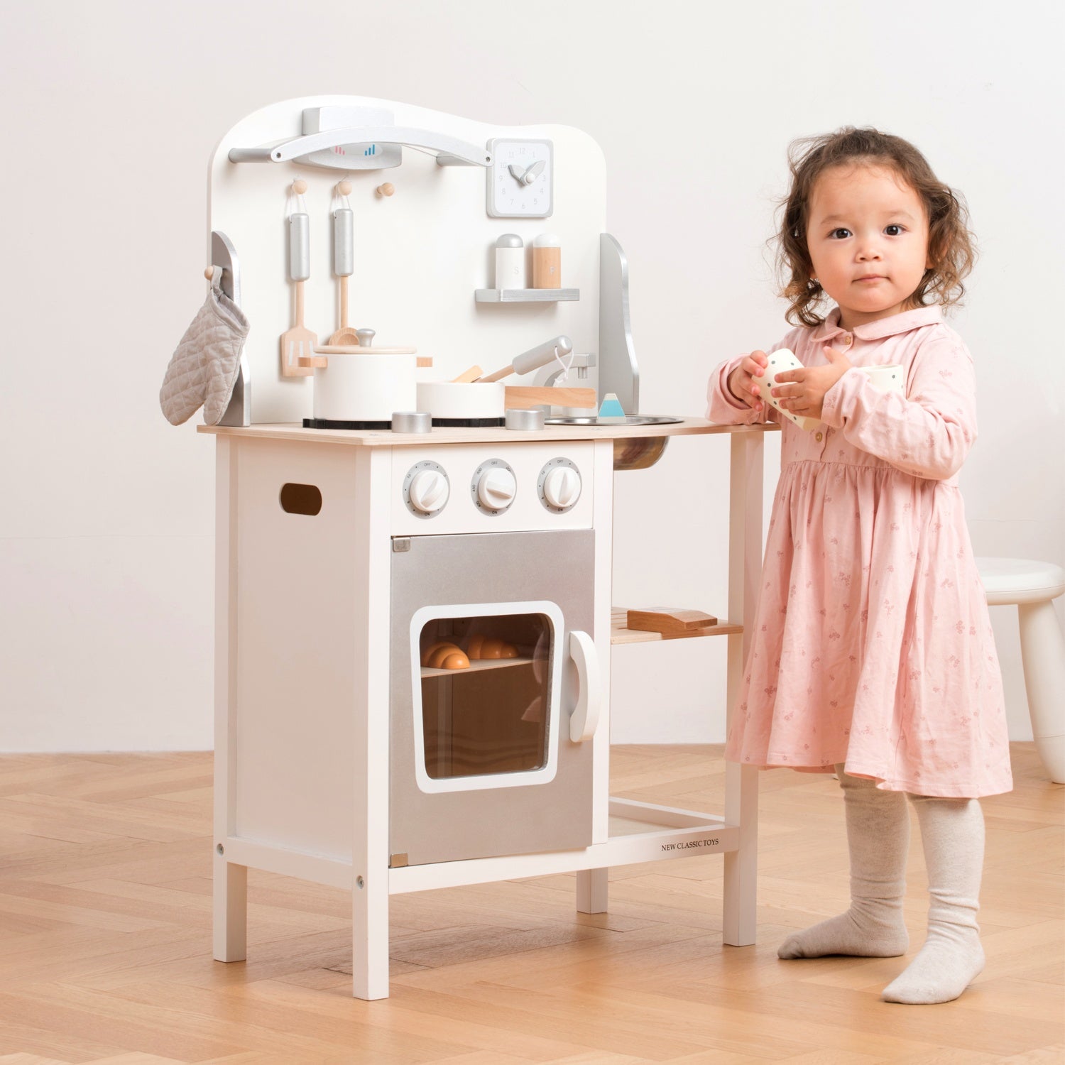 New Classic Toys Kitchen With Pot & Pan | Scandi-Style Pretend Play Kitchen | Lifestyle – Girl Playing in Play Kitchen | BeoVERDE.ie