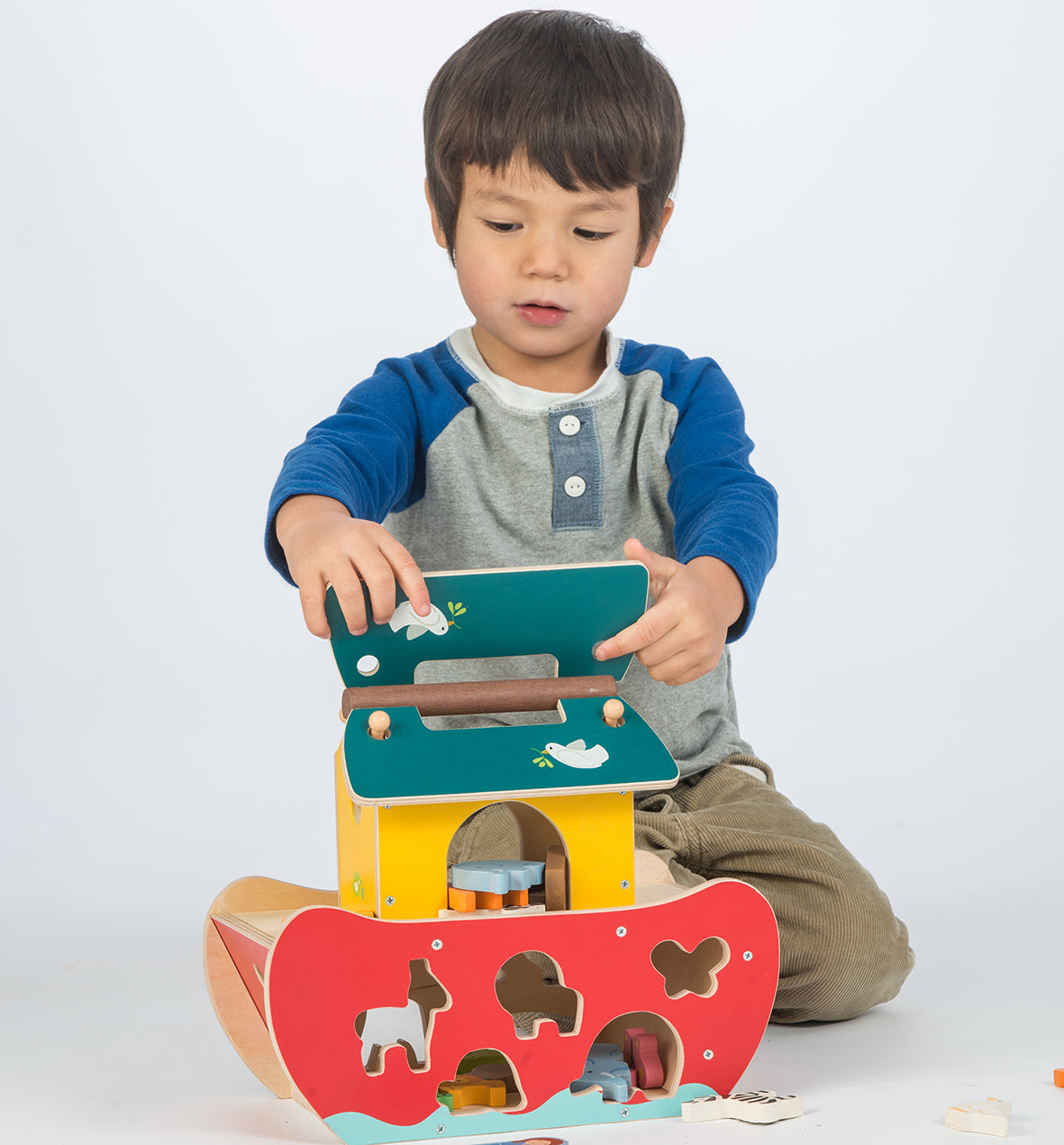 TenderLeaf Noah's Shape Sorter Ark Front Closed Set | Hand-Crafted Wooden Animal Toys | Boy Lifting Roof | BeoVERDE.ie