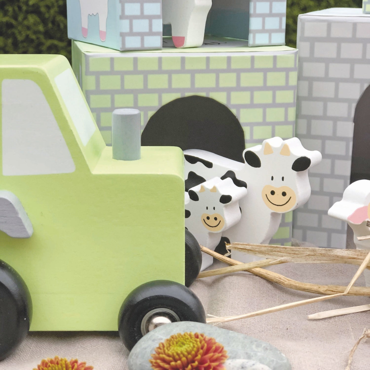 JaBaDaBaDo Farm Tractor | Wooden Imaginative Play Toy | Closeup Tractor and Cows| BeoVERDE.ie