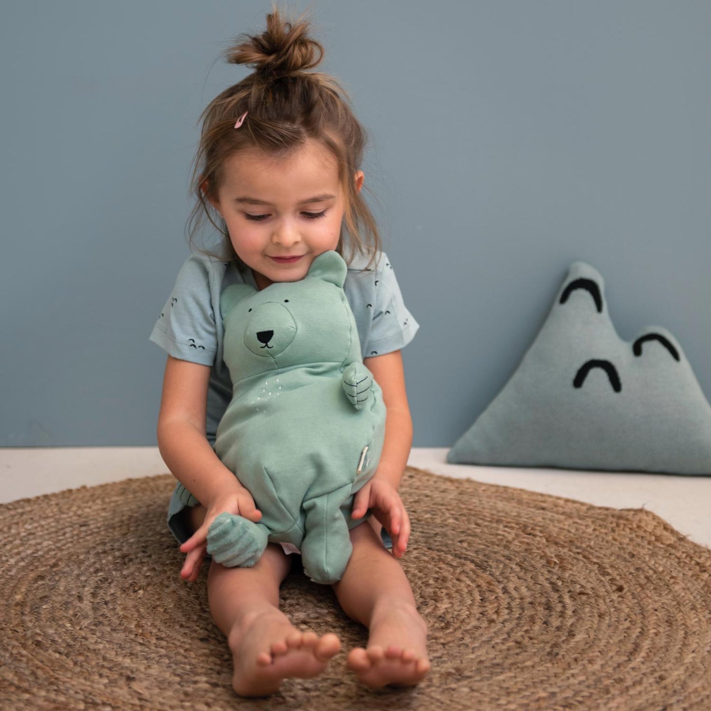 Trixie Mr. Polar Bear | Organic Plush Toy | Lifestyle – Girl Cuddling with Mr. Polar Bear | Organic Plush Toy | BeoVERDE.ie