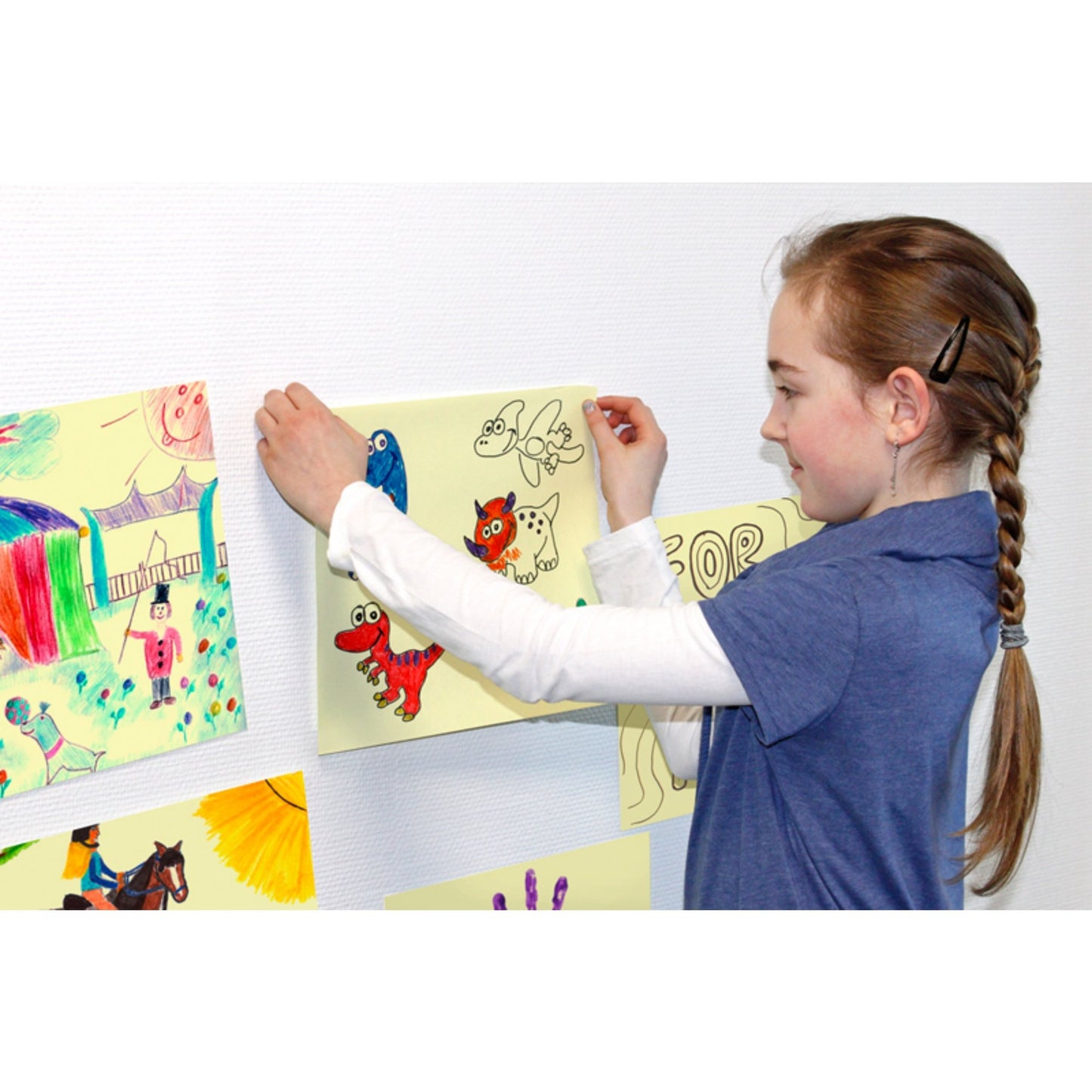Giant Square Sticky-Note | Girl Sticks Sticky-Note on Wall | BeoVERDE.ie