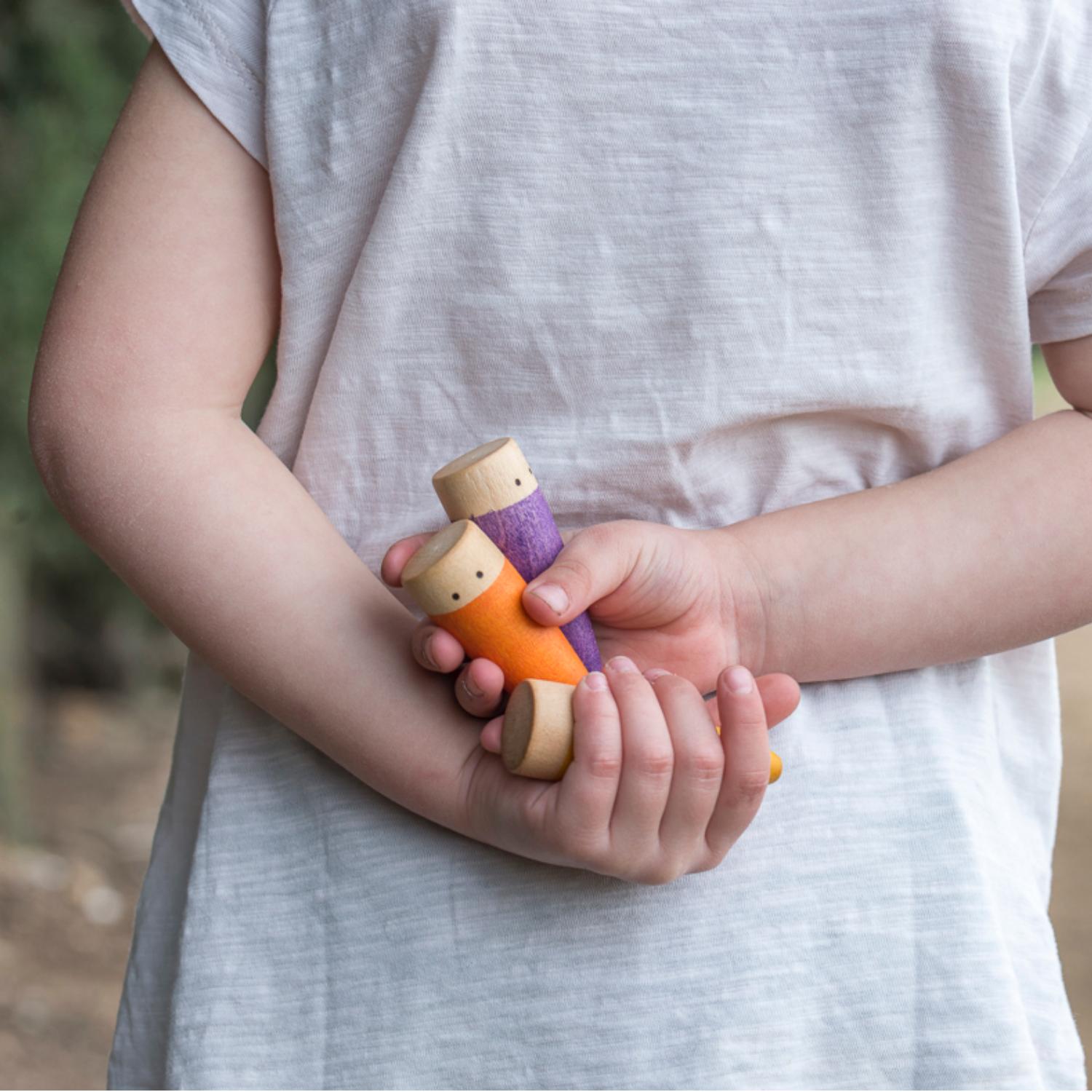 Grapat 18 Sticks | Wooden Toys | Open-Ended Play | Lifestyle: Girl Holding Grapat Sticks In Her Hand | BeoVERDE.ie