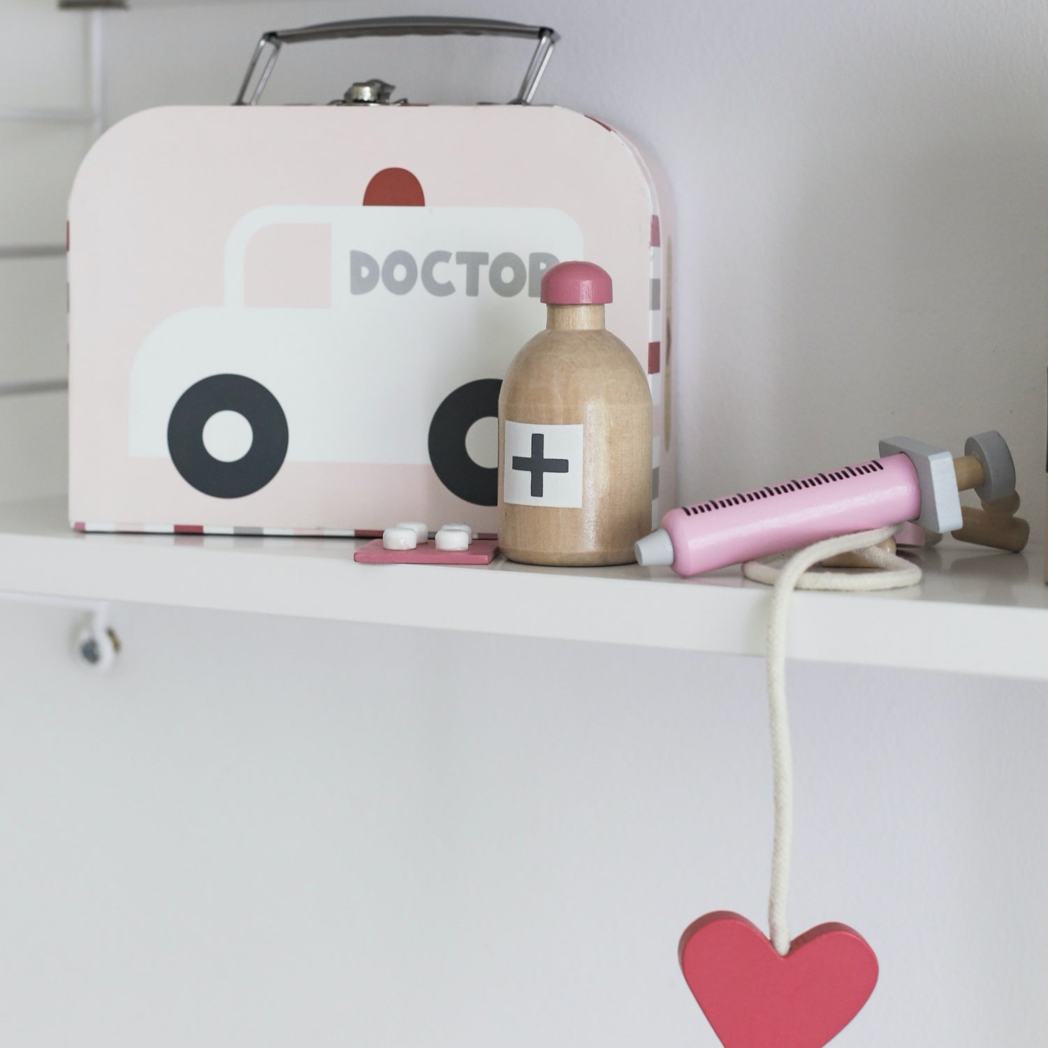 JaBaDaBaDo Doctor’s Case Pink | Wooden Pretend Play Toy | Lifestyle – Pink Set on Shelf| BeoVERDE.ie